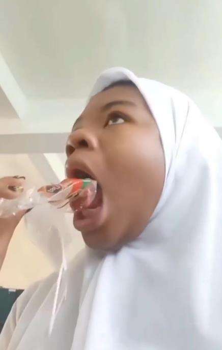 Gabut sedot botol malah susah lepas sampai panik.