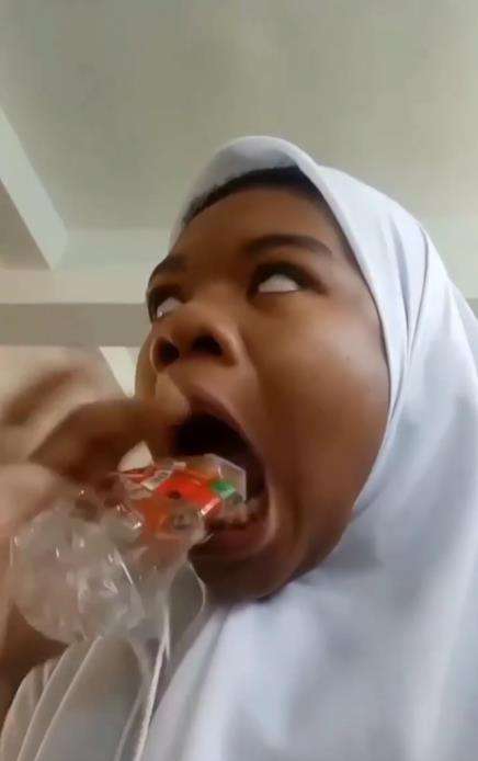 Gabut sedot botol malah susah lepas sampai panik.