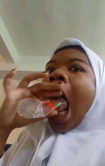 Gabut sedot botol malah susah lepas sampai panik.