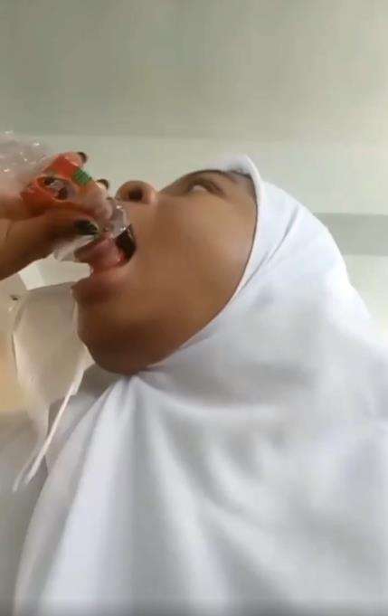 Gabut sedot botol malah susah lepas sampai panik.