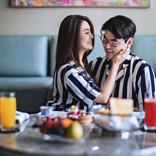 potret Asty dan suaminya Hendra