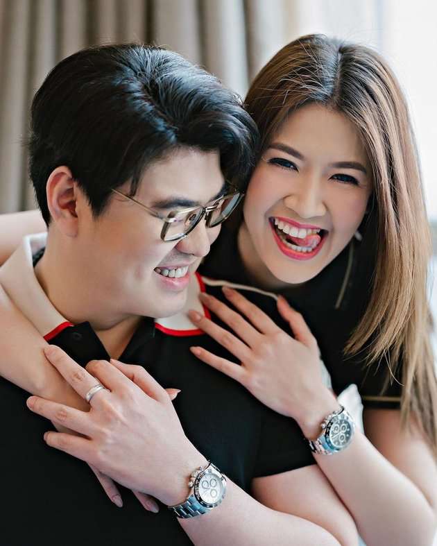 potret Asty dan suaminya Hendra