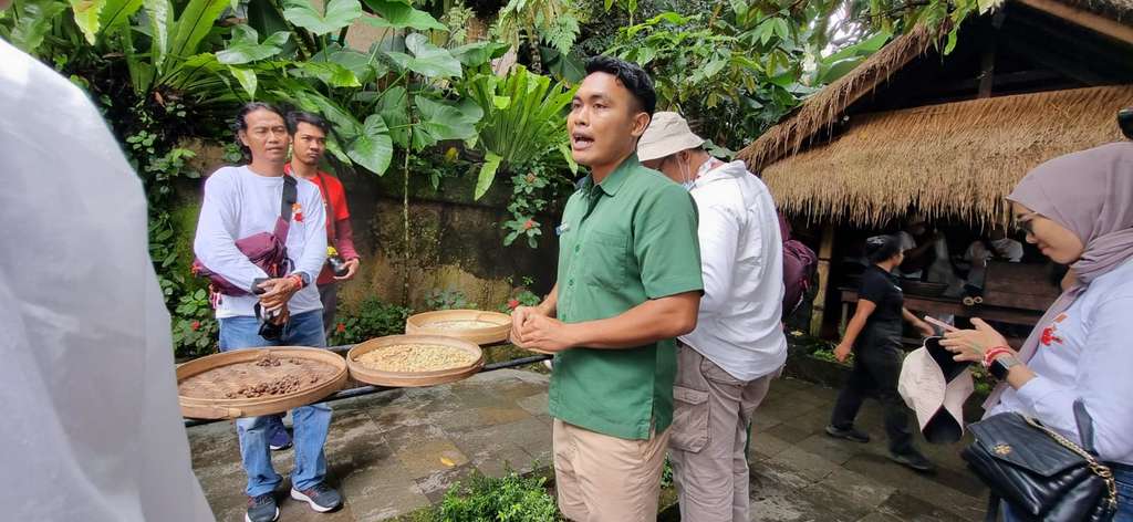Pemaparan Seputar Biji Kopi Luwak dalam Acara Octo Mobile