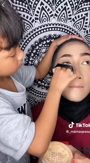 Anak Rias Wajah Orang Dewasa