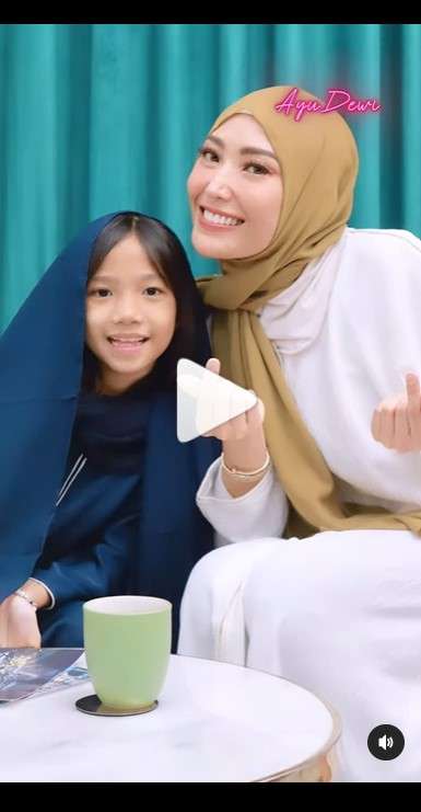 Ayu Dewi dan Aqilah putri sulungnya
