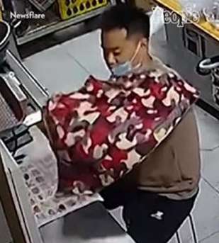 bocah selimuti ayahnya