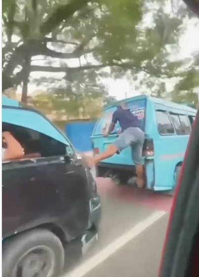 Viral Aksi Pria 'Nyetut' Angkot Pakai Satu Kaki bak Superman