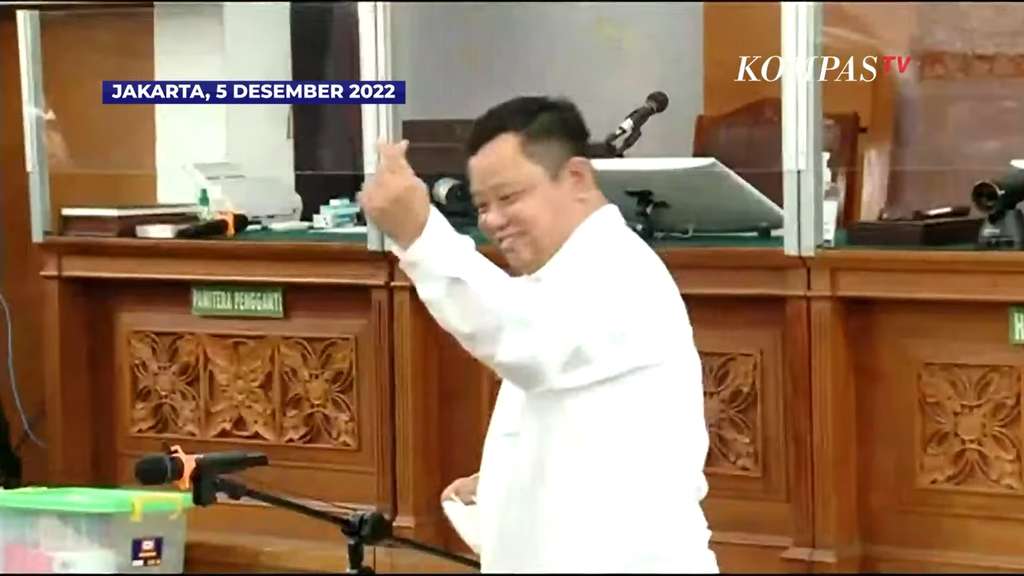Biar Mirip Oppa Korea, Kuat Maruf Pamer 'Finger Heart' di Ruang Sidang