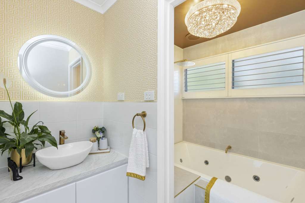Kamar mandi emas
