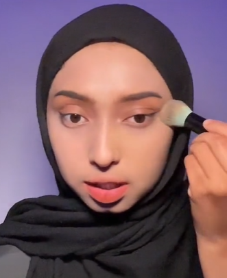 Memakai Bedak
