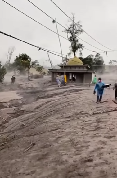 Viral Masjid Tetap Berdiri Utuh Usai Diterjang Erupsi Gunung Semeru