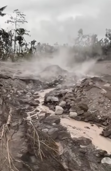Viral Masjid Tetap Berdiri Utuh Usai Diterjang Erupsi Gunung Semeru