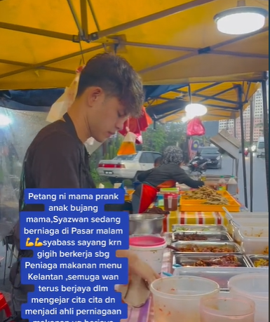 Punya Wajah Tampan, Pemuda Ini Tak Gengsi Jualan di Pasar Malam, Penampilannya Bikin Salfok