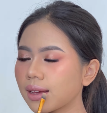 Memakai Bedak di Sekitar Bibir Memakai Bedak di Sekitar Bibir