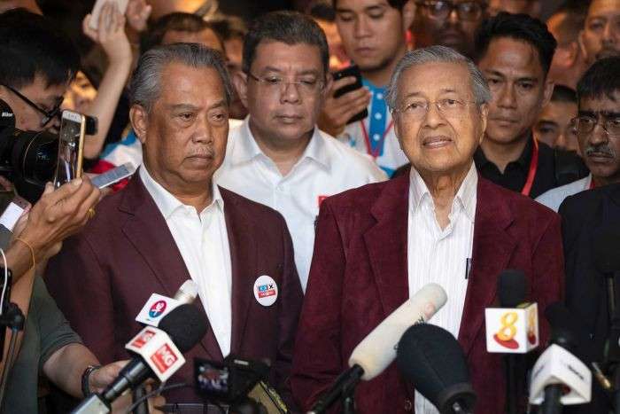 Muhyiddin dan Mahathir MOhamad saat masih akur mendirikan Partai Bersatu