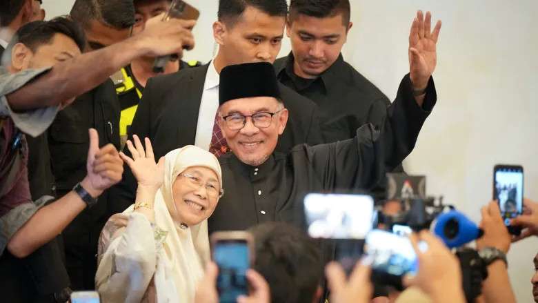Anwar Ibrahim dan istri tersenyum bahagia setelah dilantik sebagai PM Malaysia