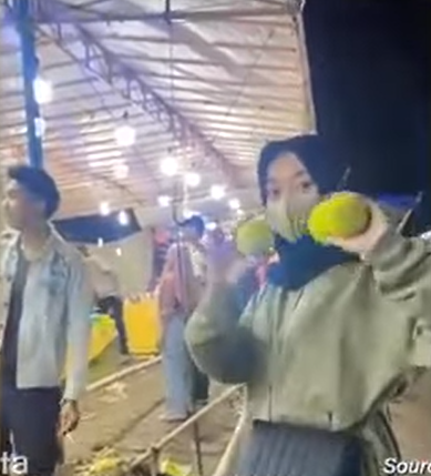 Salah Sasaran, Wanita Disuruh Lempar Kaleng Malah Kena Lampu Gantung, Warganet: Untung Cewek