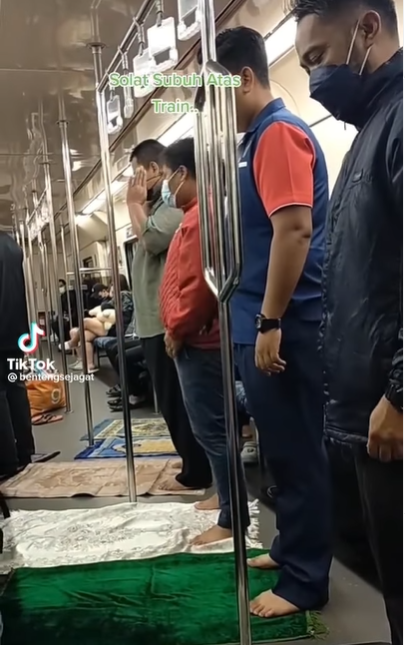 Viral Penumpang Sholat Subuh Berjemaah di Kereta Ini Seperti Tamparan Keras
