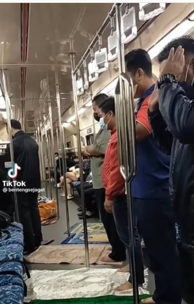 Viral Penumpang Sholat Subuh Berjemaah di Kereta Ini Seperti Tamparan Keras