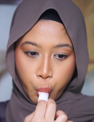 Tips Memakai Lipstik