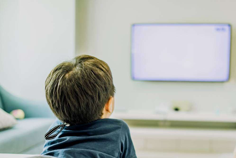 Anak menonton televisi
