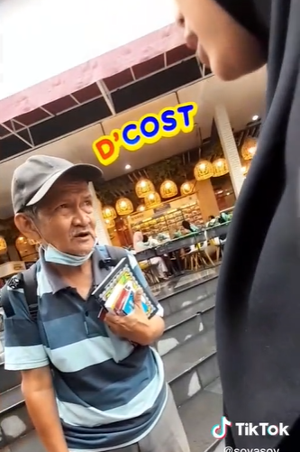 Viral Kakek Penjual Buku Keliling Pintar dan Jago Bahasa Inggris, Warganet: Reinkarnasi Eyang Habibi Viral Kakek Penjual Buku Keliling Pintar dan Jago Bahasa Inggris, Warganet: Reinkarnasi Eyang Habibi