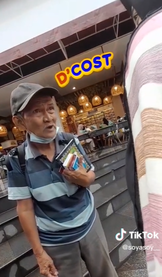 Viral Kakek Penjual Buku Keliling Pintar dan Jago Bahasa Inggris, Warganet: Reinkarnasi Eyang Habibi Viral Kakek Penjual Buku Keliling Pintar dan Jago Bahasa Inggris, Warganet: Reinkarnasi Eyang Habibi