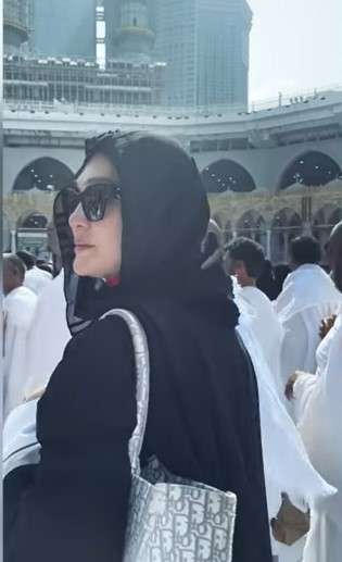Potret Luna Maya Ibadah