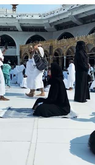 Potret Luna Maya Ibadah