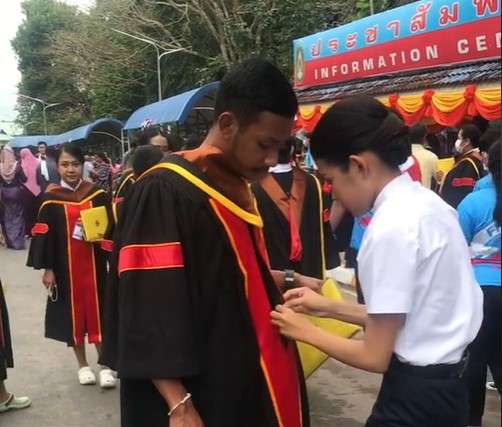 Memasangkan toga