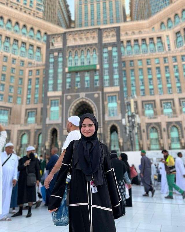 Potret Tissa Biani Umroh