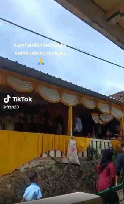 Aksi nyeleneh fotografer pernikahan di acara hajatan