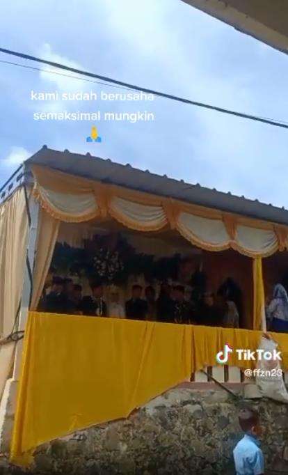Aksi nyeleneh fotografer pernikahan di acara hajatan