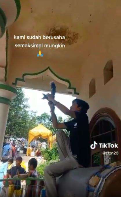 Aksi nyeleneh fotografer pernikahan di acara hajatan