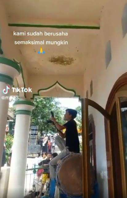 Aksi nyeleneh fotografer pernikahan di acara hajatan