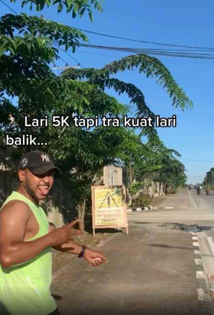 Capek jogging pria ini pulang beli sepeda motor.
