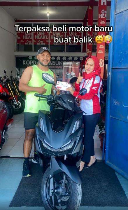 Capek jogging pria ini pulang beli sepeda motor.