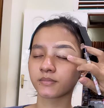 Memakai Concealer