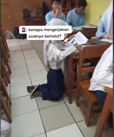 Siswi SMP Berlutut sambil Kerjakan Soal Ujian