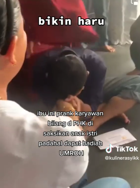Momen Haru Pria Kena Prank Bos, Diberi Surat PHK Ternyata Hadiah Umroh Sekeluarga
