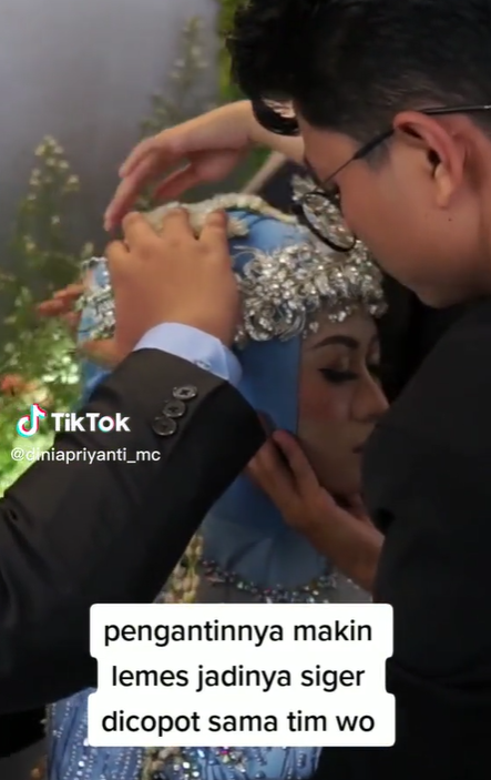 Viral Pengantin Wanita Pingsan Saat Resepsi di Pelukan Suami