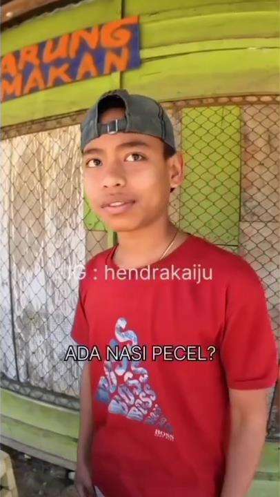 Anggota Brimob pesan nasi pecel ayam goreng di pedalaman Papua.