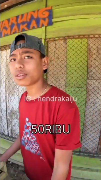 Anggota Brimob pesan nasi pecel ayam goreng di pedalaman Papua.