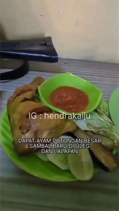 Anggota Brimob pesan nasi pecel ayam goreng di pedalaman Papua.