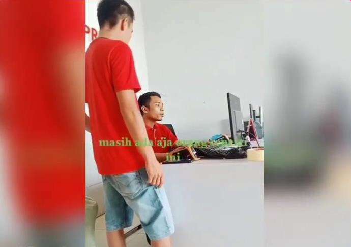 Beli Mistery Box Isinya Tak Sesuai Ekspektasi, Pria Ini Mengamuk di Kantor Ekspedisi.