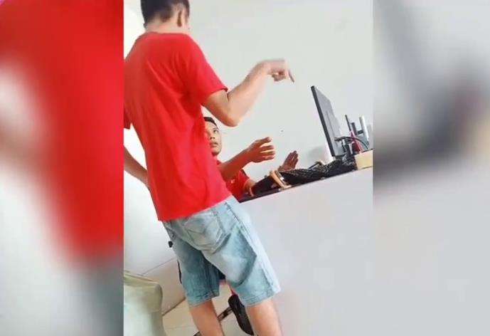 Beli Mistery Box Isinya Tak Sesuai Ekspektasi, Pria Ini Mengamuk di Kantor Ekspedisi.