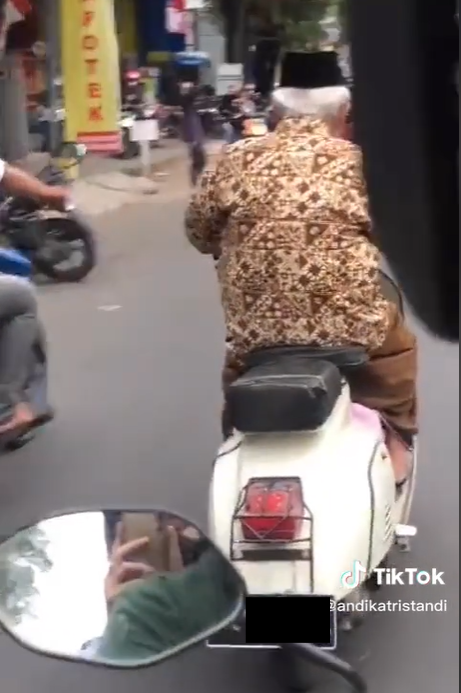 Kakek Berpeci Naik Vespa di Jalan, Publik Ketar-Ketir Pas Tahu Harganya