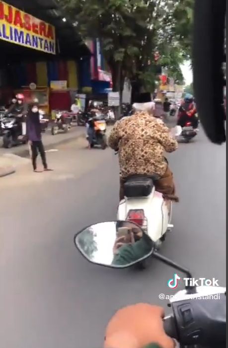 Kakek Berpeci Naik Vespa di Jalan, Publik Ketar-Ketir Pas Tahu Harganya