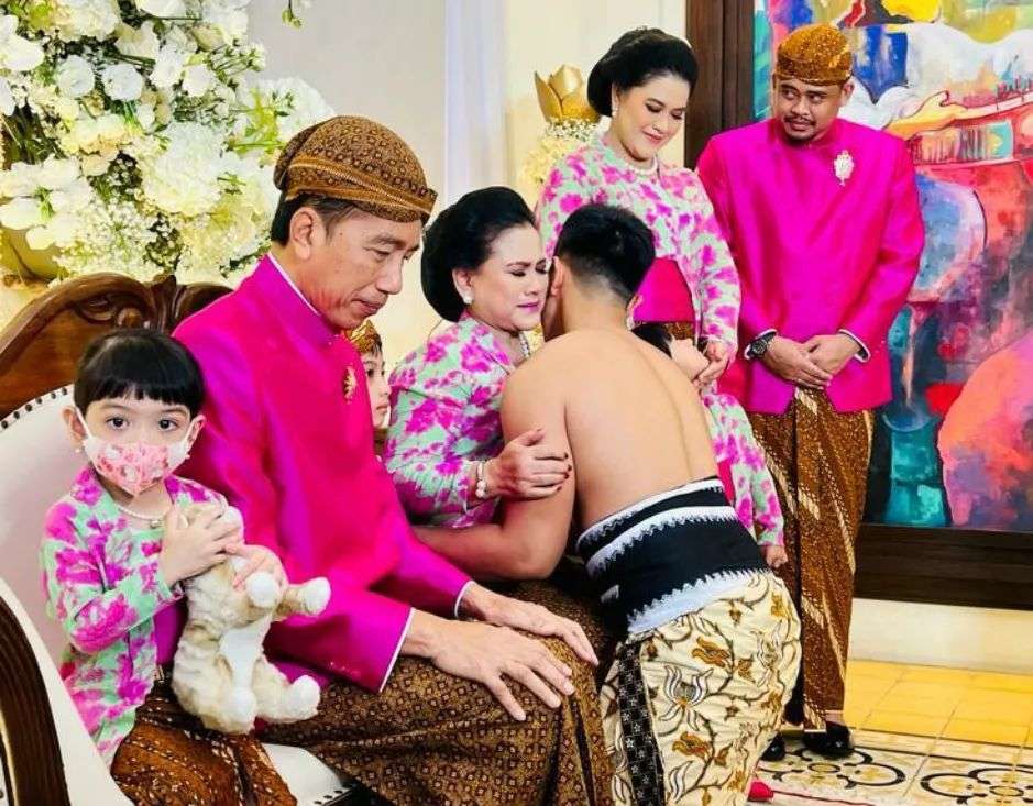 Momen Jokowi Gendong dan Suapi Kaesang di Prosesi Siraman