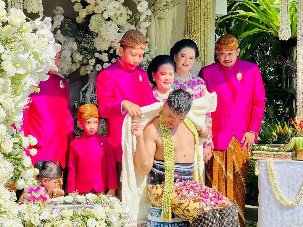 Tangis Iriana Pecah Usai Prosesi Sungkeman dan Siraman Kaesang Pangarep